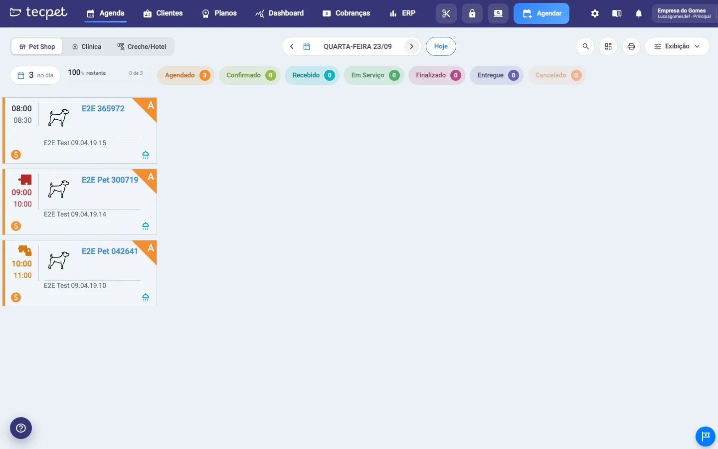 Agenda do dia com três cards: um agendamento normal, um com a marca vermelha de encaixe e um com a marca laranja de encaixe com bloqueio.